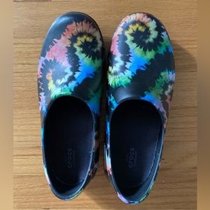 Crocs multi colored closed toe clog. Great nursing shoe. Size 8